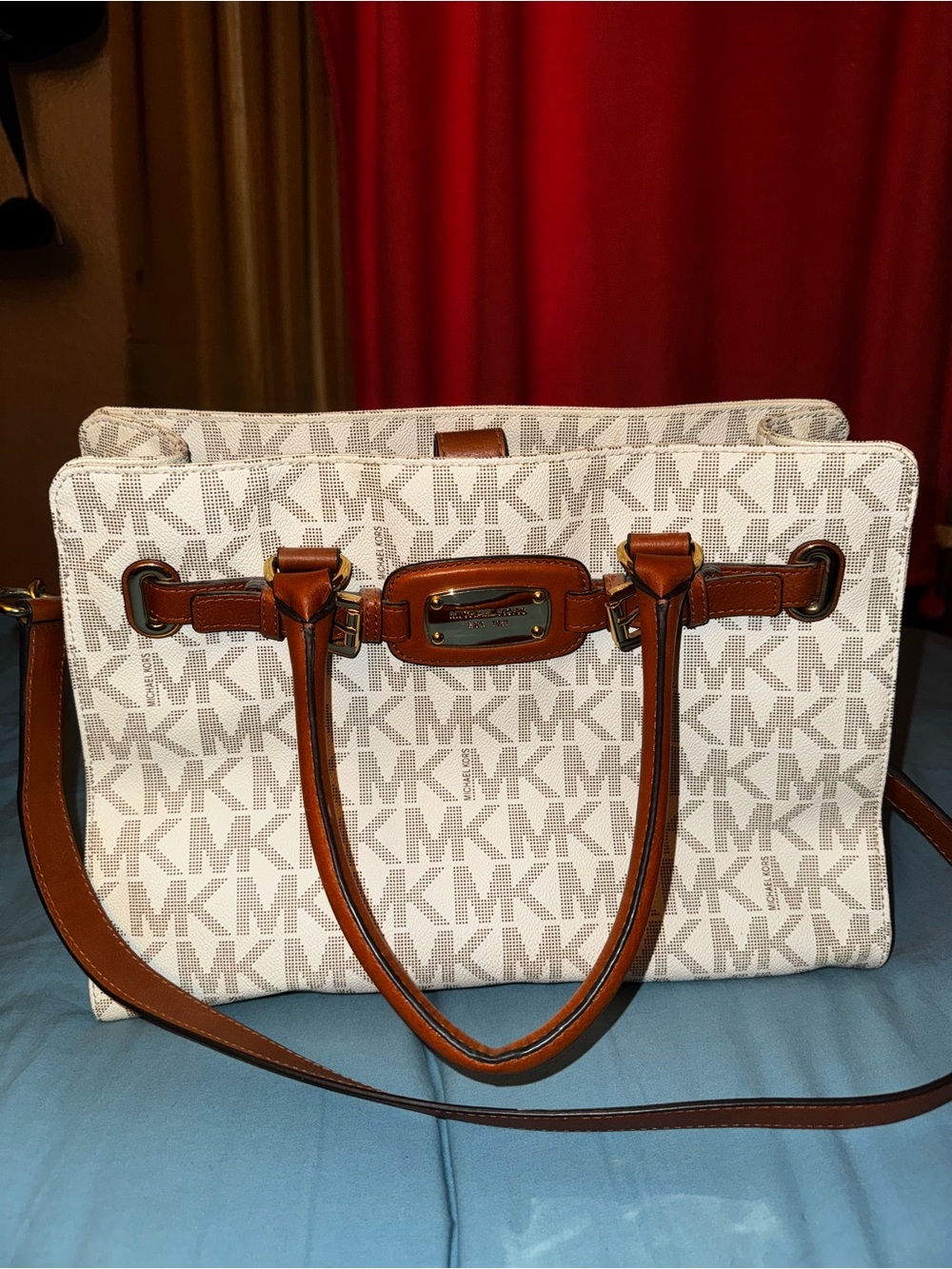 Michael Kors Hamilton Large Signature East West Tote in vanilla and acorn
